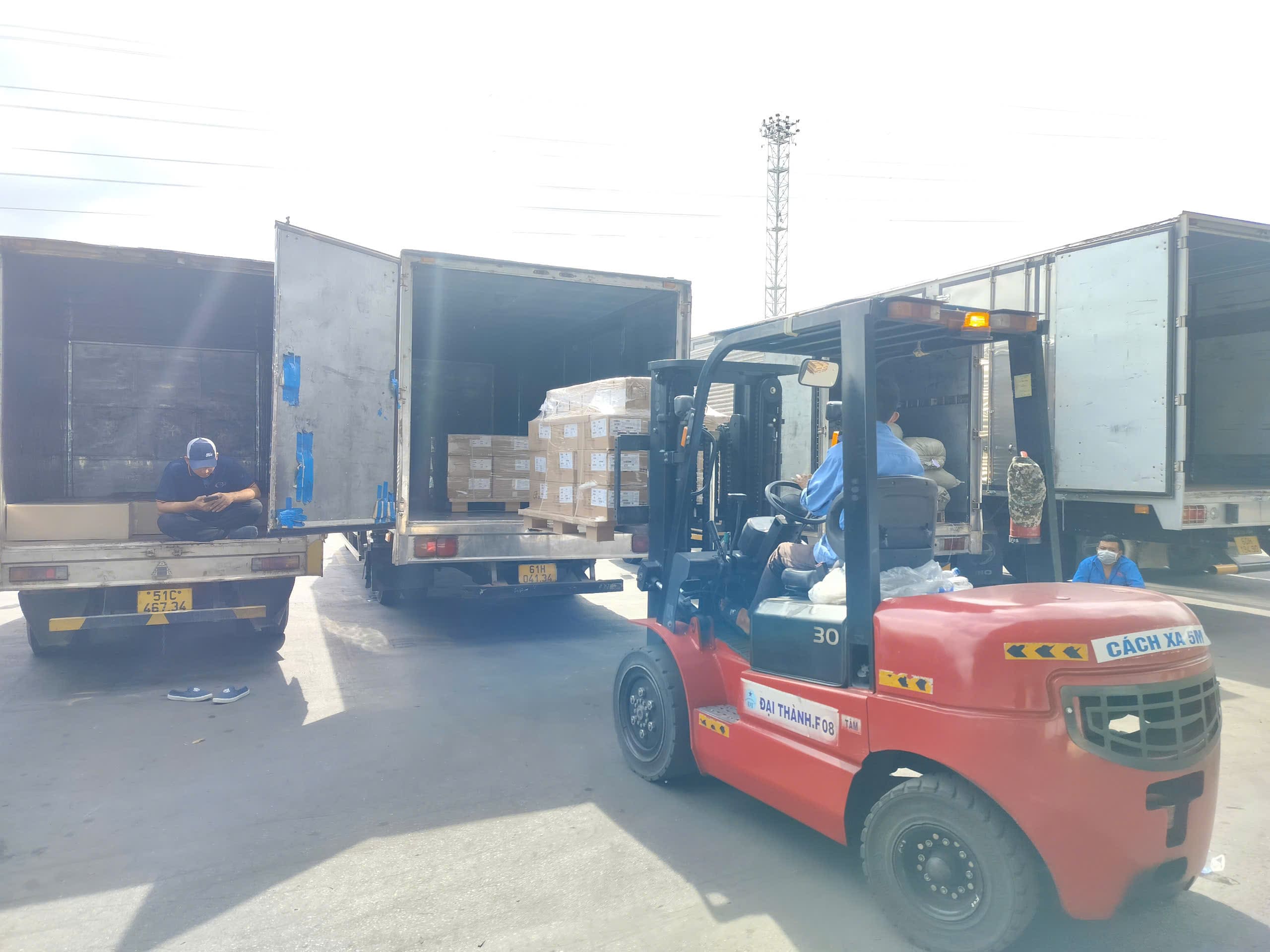 Xe nâng xếp hàng lên xe phục vụ tuyến từ Đồng Nai